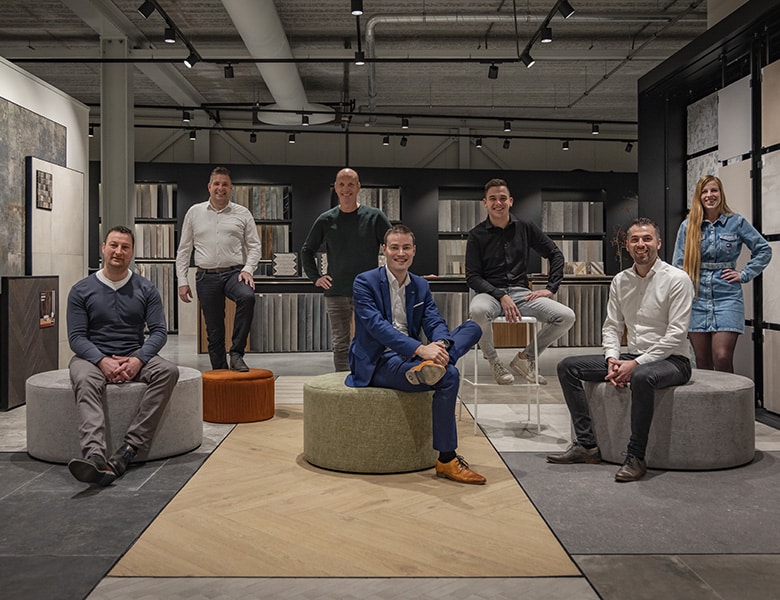 Portret van het team van specialisten van TÉGL in de showroom