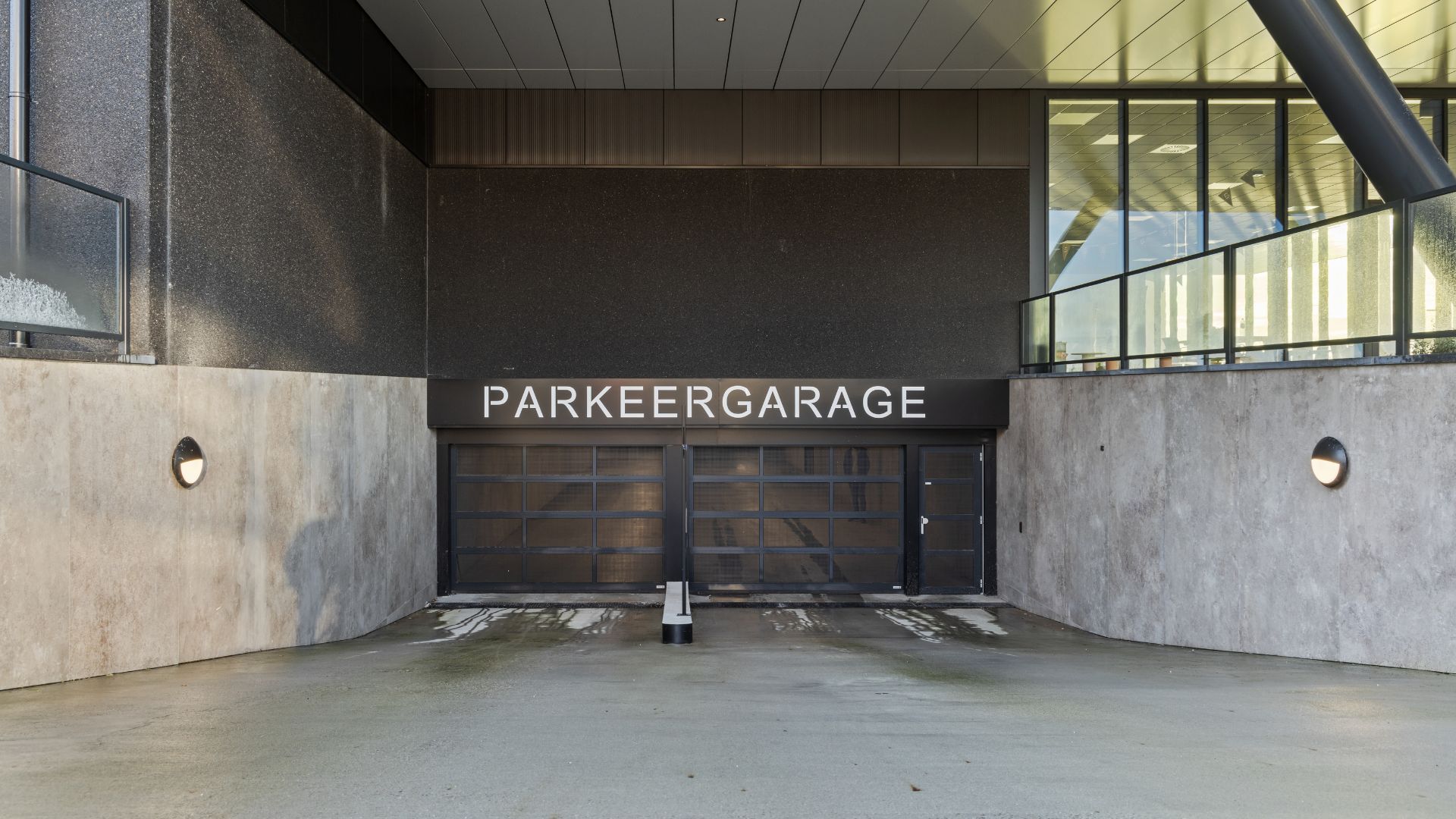 Natuursteenlook tegels op de wand bij ingang parkeergarage