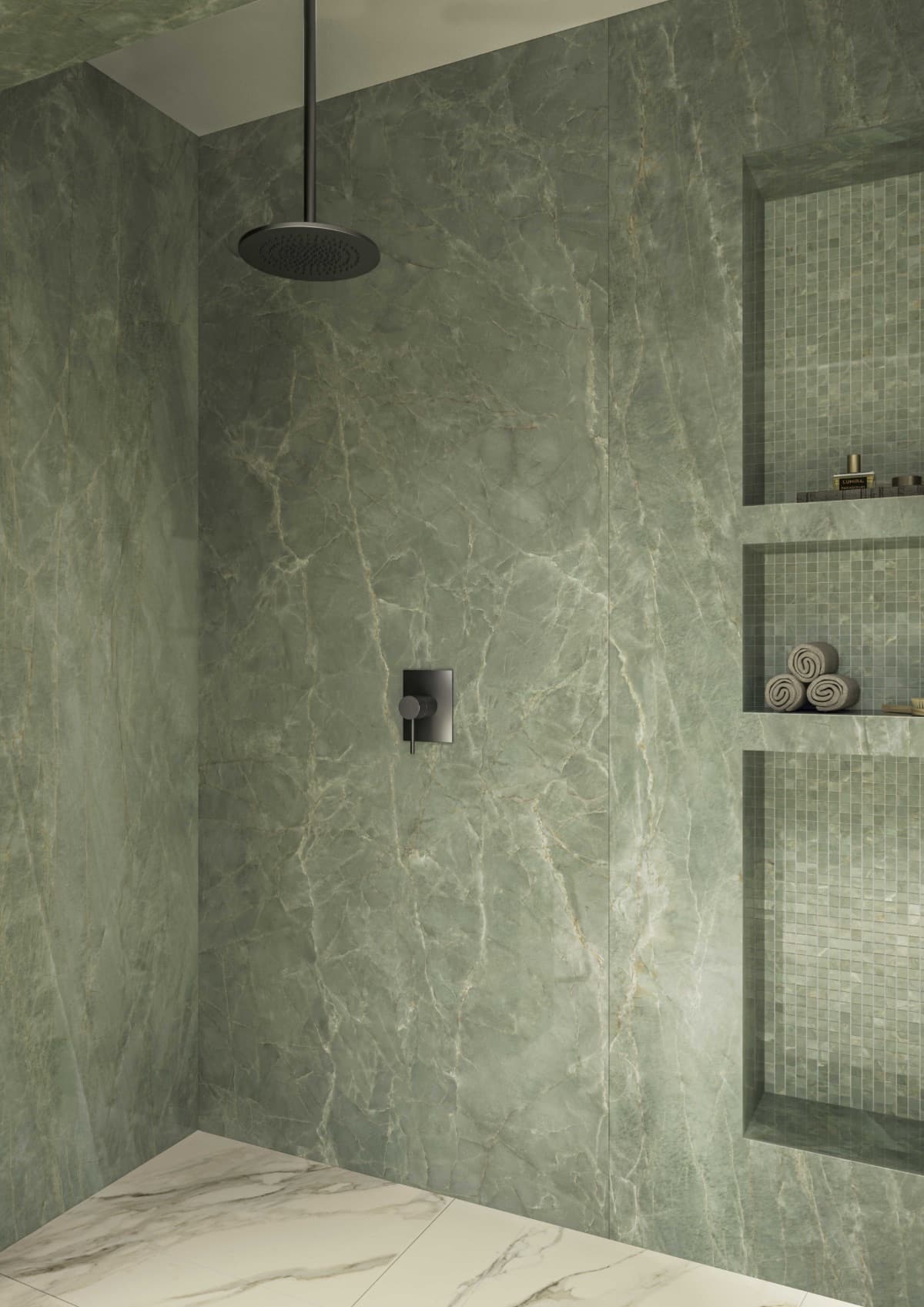 Moderne badkamer met groene marmeren tegels en ingebouwde nissen voor een luxe douche-ervaring. De perfecte mix van stijl en functionaliteit met hoogwaardige afwerkingen en ruime opbergmogelijkheden.